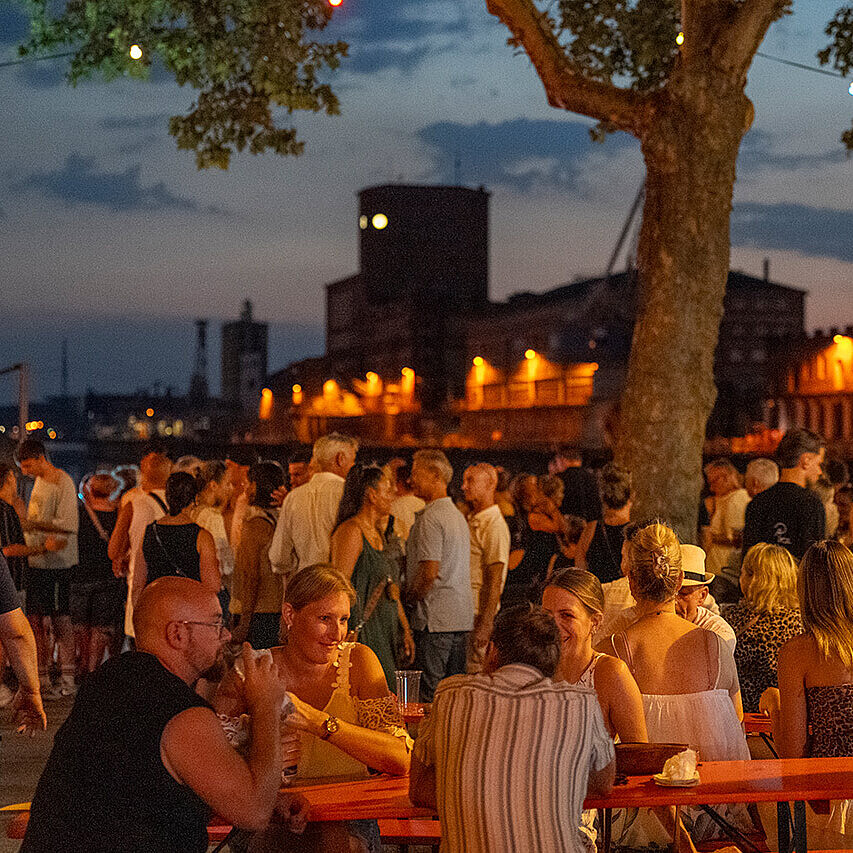 Besucher*innen auf dem HafenKulturFest