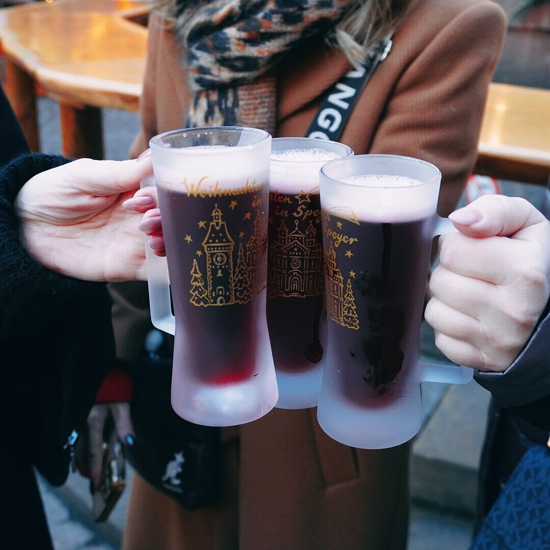 Fahrgastschiff MS Karlsruhe im Rheinhafen Karlsruhe als Ausgangspunkt für Weihnachtsfahrten, unter anderem zur Weihnachtsfahrt nach Germersheim mit Besuch des Weihnachtsmarkts und Glühwein.