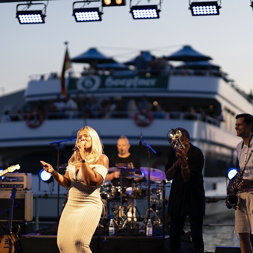 Abendauftritt von Amy Sue & Friends auf der Seebühne beim HafenKulturFest am Karlsruher Rheinhafen, mit dem Fahrgastschiff MS Karlsruhe im Hintergrund.