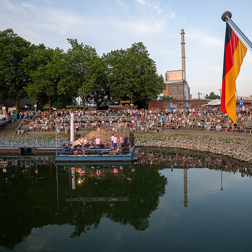 Hafenbecken, Hafenbühne vom Fahrgastschiff aus