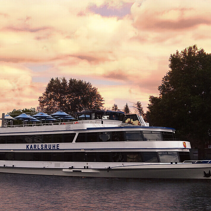 Fahrgastschiff MS Karlsruhe auf dem Rhein im Rheinhafen Karlsruhe als Bildmotiv für Rundfahrten, darunter Südrundfahrt, 4-Häfen-Rundfahrt, Fahrten nach Plittersdorf und zur Staustufe Iffezheim.
