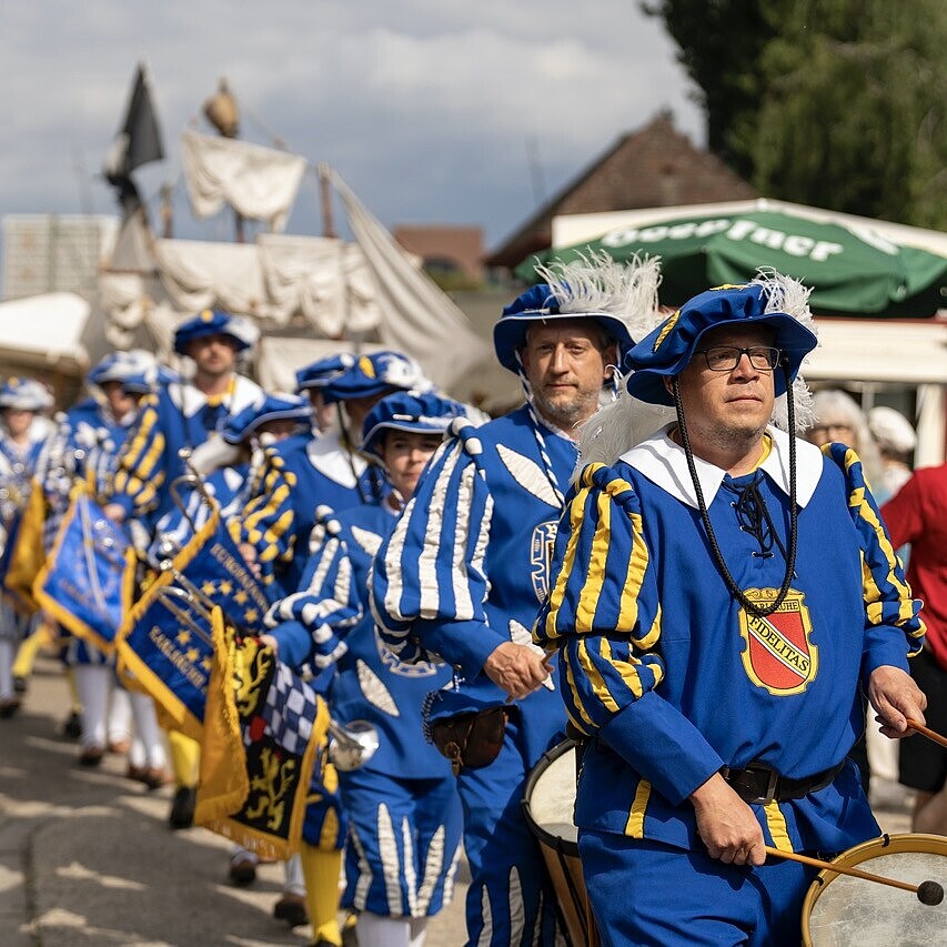 Auftritt der Europafanfare beim HafenKulturFest am Karlsruher Rheinhafen, mit Musikerinnen und Musikern in historischen Kostümen während des Festprogramms.