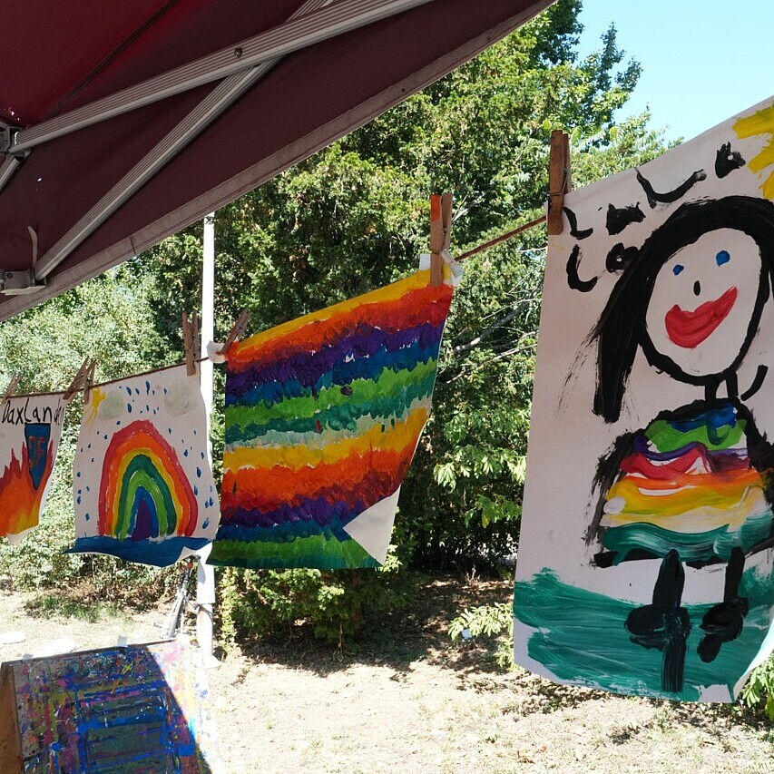 Bunte Kinderbilder aus dem Kinderprogramm beim HafenKulturFest am Karlsruher Rheinhafen, als Ergebnis kreativer Betreuung für die jüngsten Besucherinnen und Besucher.