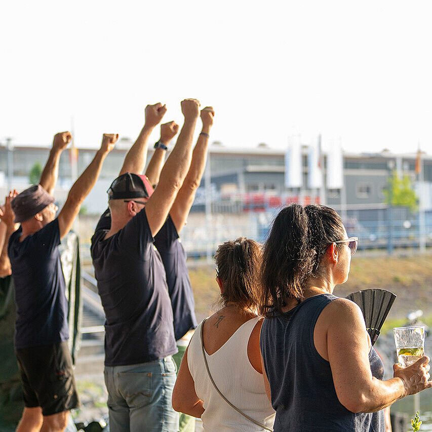 Besucher Hafenkulturfest am Hafenbecken jubelnd